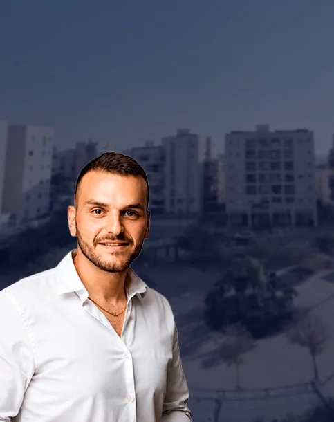 אריאל כהן ליפשיץ, מומחה נדל"ן, מול נוף שכונת רמות בבאר שבע